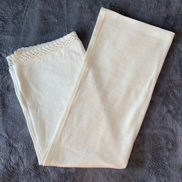 Liz Claiborne Accessories - LIZ CLAIBORNE NWOT Cream Crochet Trim Scarf